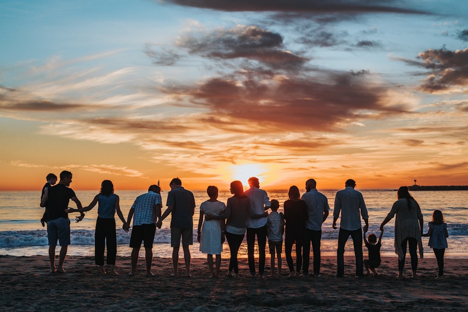Famille accompagnée par un conseiller assurance